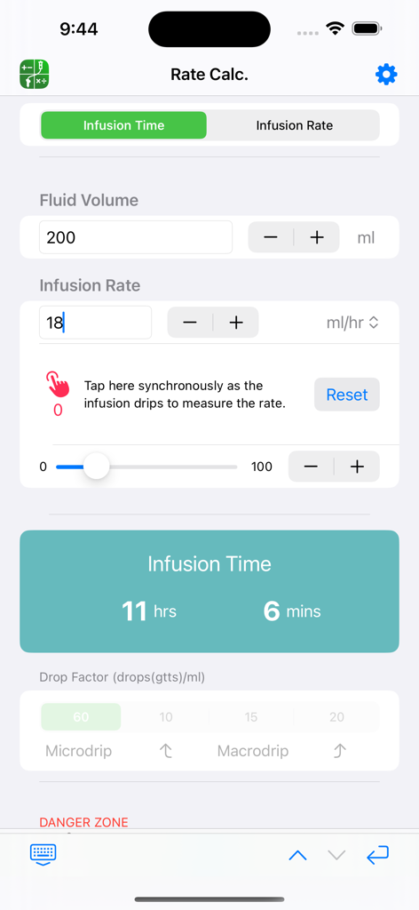 Interfaz de una aplicación médica que muestra el cálculo del tiempo de infusión basado en el volumen de líquido y la tasa