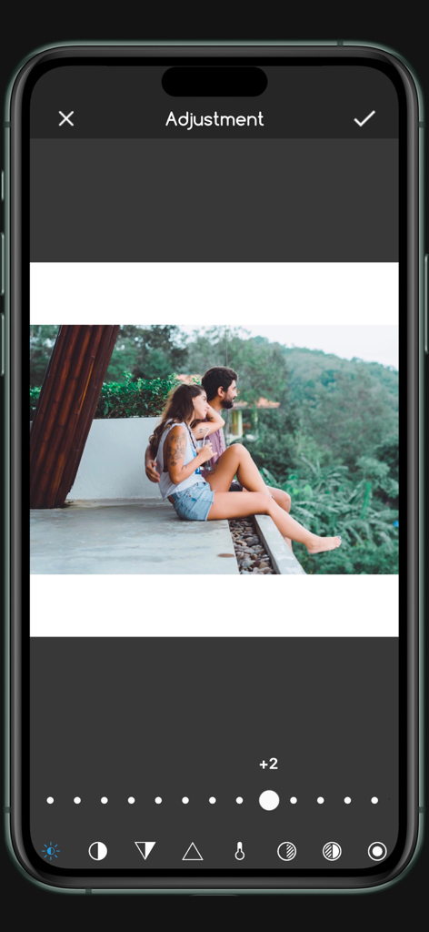 노크롭 앱의 사진 조정 화면에서 편집 도구가 아래에 있는 정사각형 형식으로 준비된 커플의 풍경 이미지