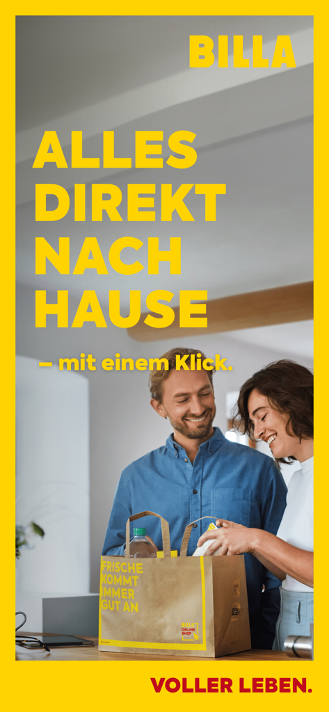 Ein lächelndes Paar in seiner Küche packt frische Lebensmittel aus einer BILLA-Papiertüte aus