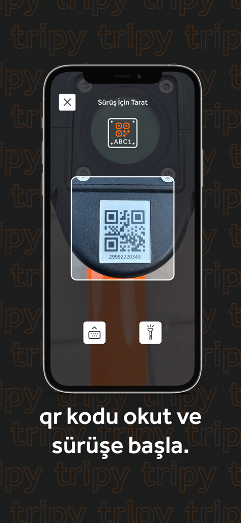 Un smartphone usando la aplicación Tripy para escanear un código QR en una bicicleta eléctrica para iniciar un viaje