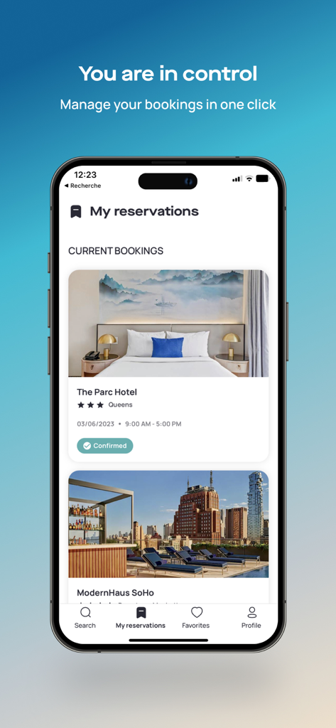 Dayuse.com - Interface de l'application mobile montrant les réservations d'hôtel actuelles sur Dayuse avec des réservations confirmées à The Parc Hotel dans le Queens et ModernHaus SoHo.