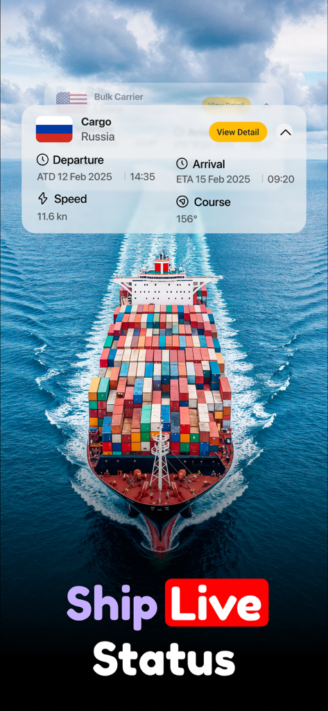 Ein Frachtschiff auf See mit einer mobilen App-Oberfläche, die Live-Statusdetails wie Ankunftszeit, Geschwindigkeit und Kurs anzeigt