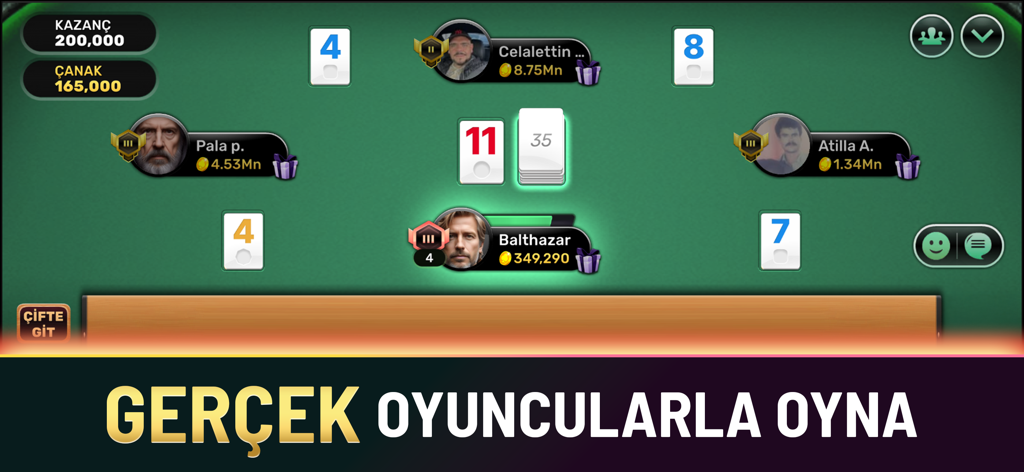 Schermata di gameplay multiplayer di Okey Elit che mostra quattro giocatori attorno a un tavolo virtuale verde con tessere numerate