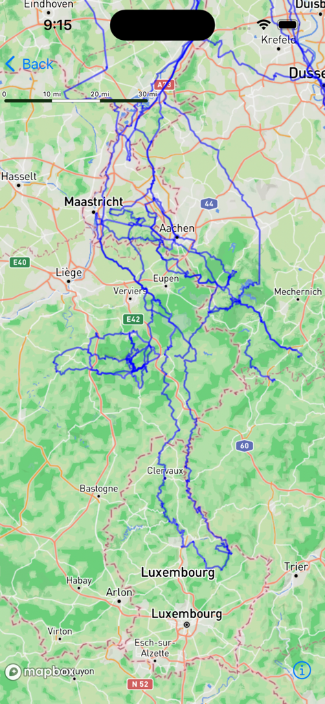 Strava Heatmap 3D workout map - 青い複数の追跡されたワークアウトルートとアクティビティヒートマップを示す地理マップ。