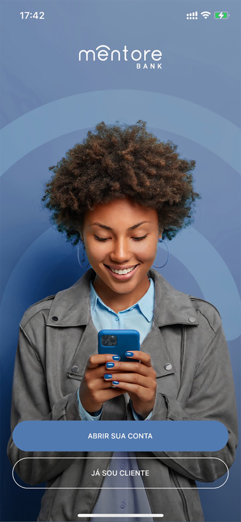 Mentore Bank - Una donna sorridente che usa l'applicazione mobile Mentore Bank sul suo telefono