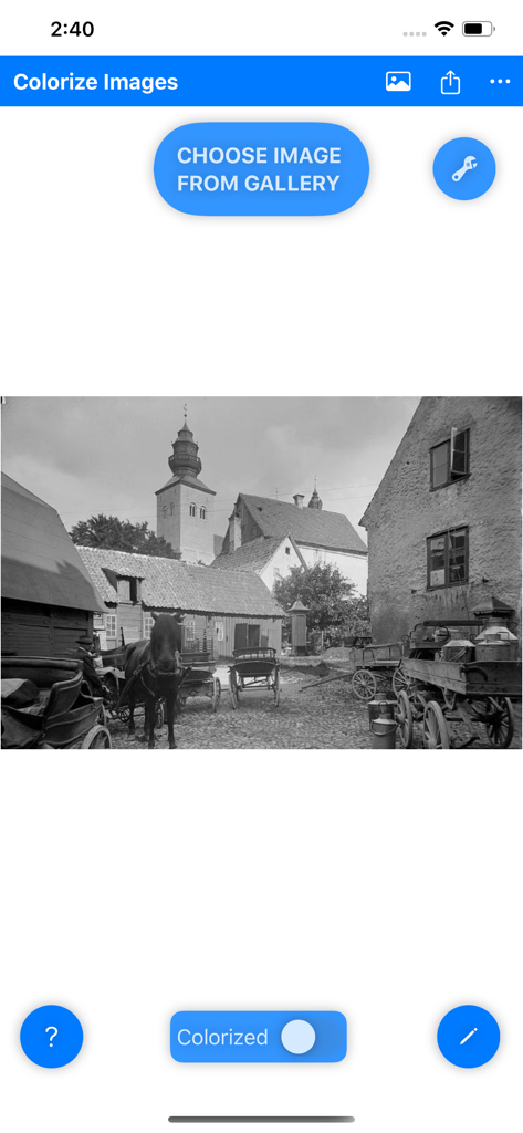 Colorize Images - Benutzeroberfläche der Colorize Images App, die ein Schwarz-Weiß-Historienfoto eines Dorfplatzes mit Pferdekutschen anzeigt.