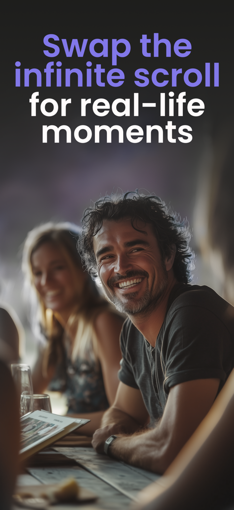 Screen Time Control - HeadUp - Un hombre sonriente disfrutando de una comida social con amigos, ilustrando momentos de la vida real sobre el desplazamiento infinito.