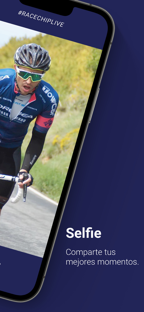Pantalla de smartphone que muestra a un ciclista con el texto Selfie y comparte tus mejores momentos en la aplicación RaceChip Aragon Live