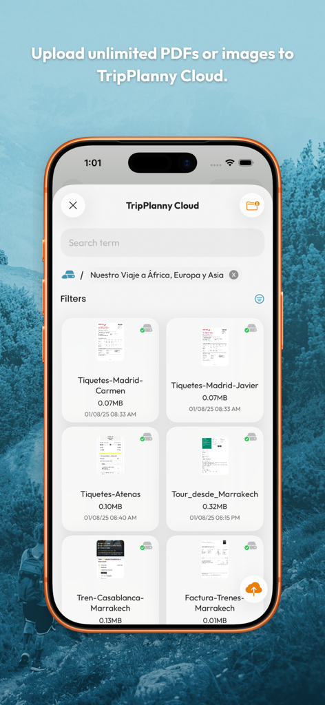 TripPlanny: Plan your trip - Interfaz de la aplicación TripPlanny que muestra la función de almacenamiento en la nube con boletos de viaje y documentos PDF cargados.