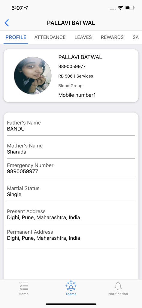 Pantalla de la aplicación móvil que muestra un perfil detallado del empleado con información de contacto y personal