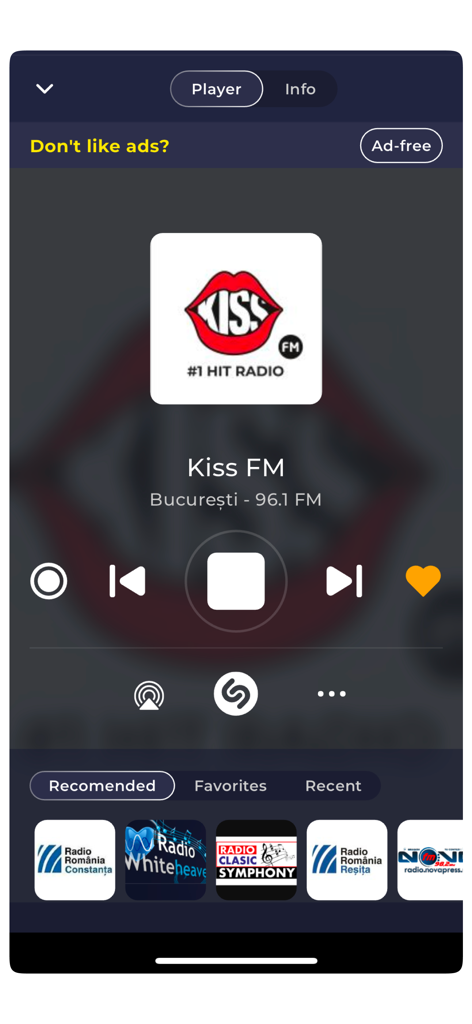 Radio Romania Live Online FM - La pantalla del reproductor de la aplicación Radio Romania con Kiss FM, botones de reproducción y recomendaciones de emisoras