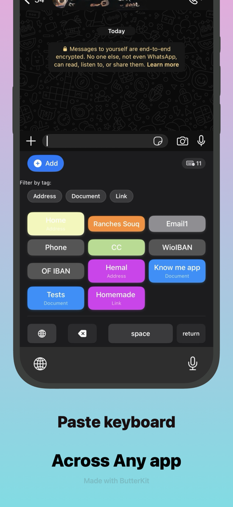 Una pantalla móvil que muestra el teclado personalizado de Keyboard Clipboard con fragmentos de texto codificados por colores para pegarlos rápidamente en una aplicación de mensajería.