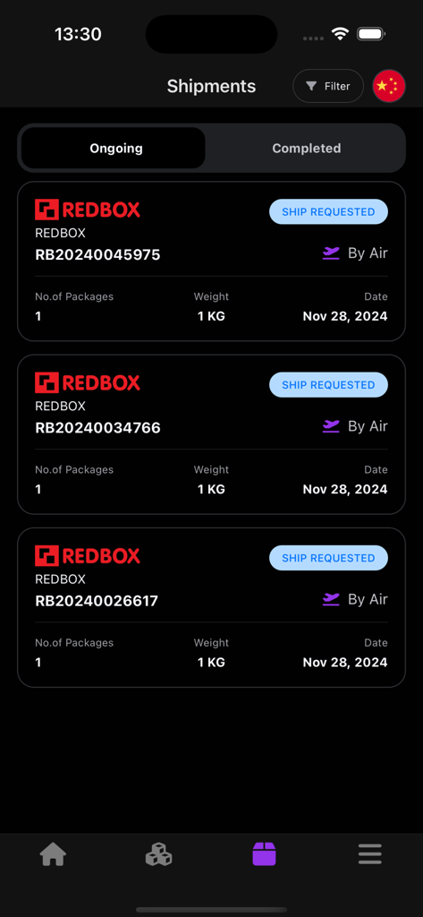 Shopme - Parcel forwarding - Shopmeアプリの画面。追跡番号と重量が表示された、進行中の航空便のリストが表示されています。