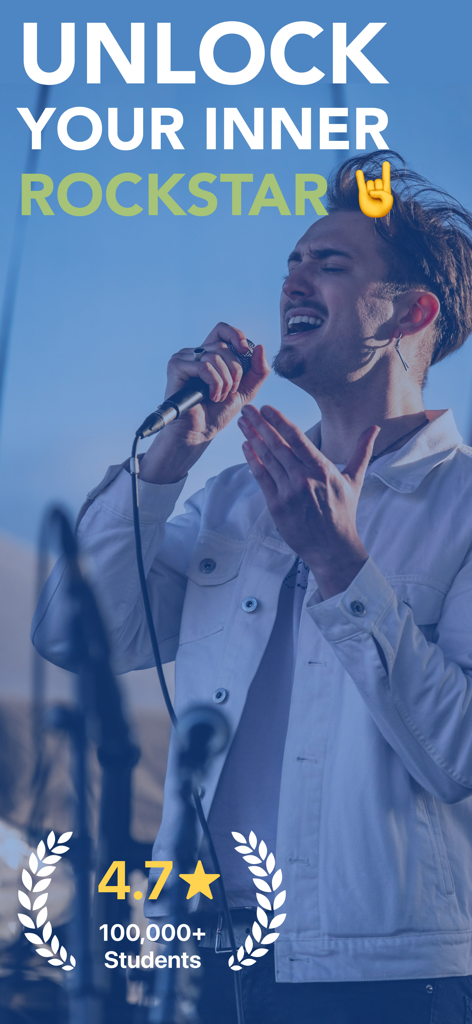 Singing Lessons: Learn to Sing - Un hombre cantando apasionadamente con un micrófono bajo el texto 'Desbloquea tu Rockstar Interior' con calificaciones de la app y el número de estudiantes.