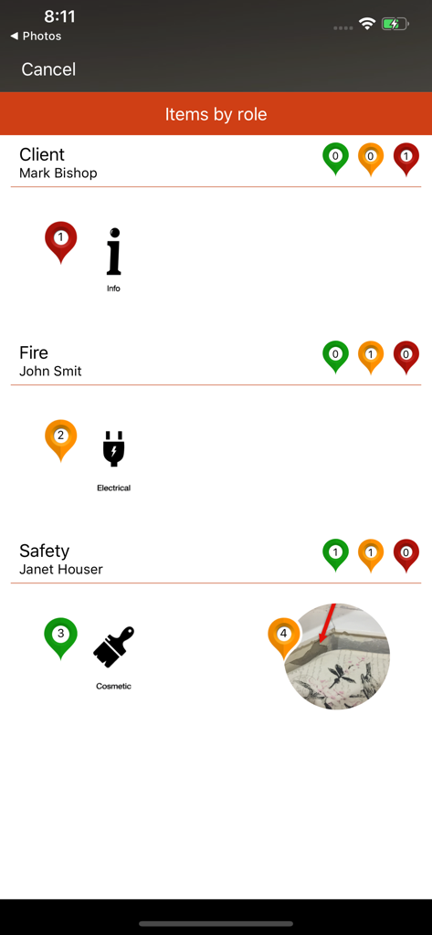Interfaccia di Snag-App che mostra gli elementi dell'ispezione categorizzati per ruoli professionali tra cui cliente, incendio e sicurezza