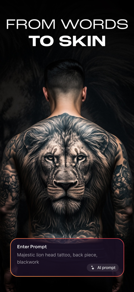 Ein Mann zeigt ein großes KI-generiertes Löwenkopf-Tattoo auf seinem Rücken mit einem Text-Prompt-Fenster.