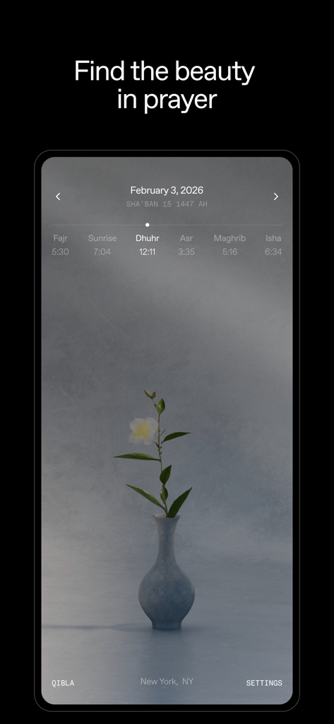 Behold: Experience Islam - Una pantalla minimalista de horarios de oración islámica con una serena flor en un jarrón y una interfaz de usuario de estética moderna.