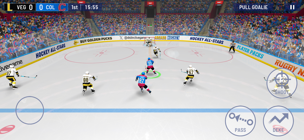 Hockey All Stars 24 - Captura de pantalla del juego de Hockey All Stars 24 mostrando jugadores en el hielo y controles táctiles para móvil.