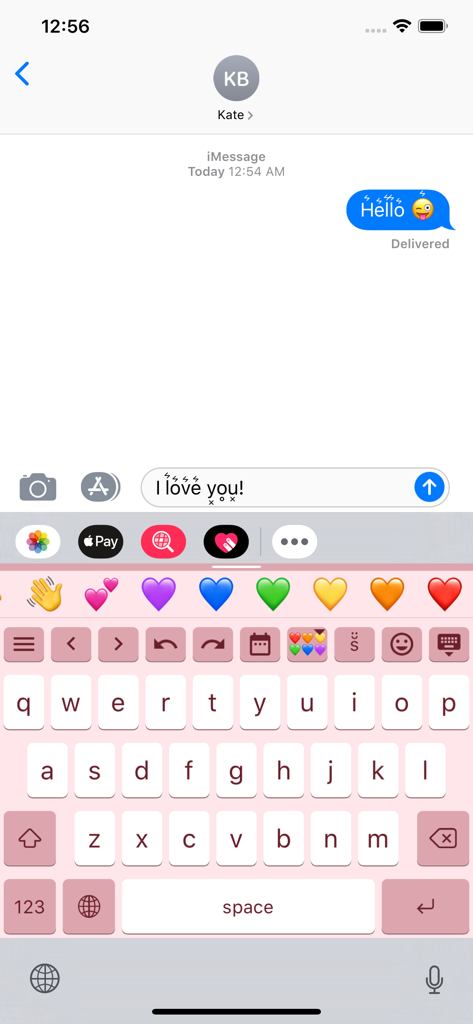 Slyder - Um teclado iOS rosa personalizado com uma linha extra de emojis e atalhos usado em uma conversa do iMessage.