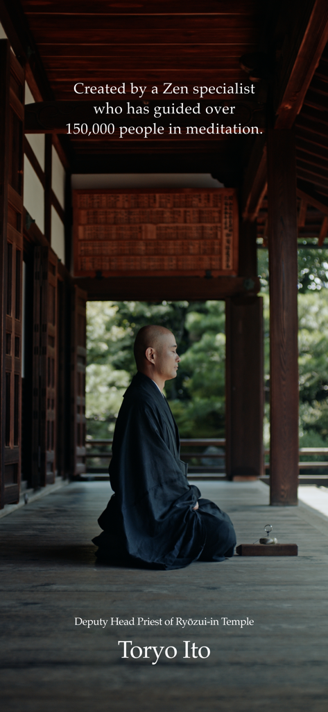 젠 승려 Toryo Ito가 전통 일본 사원에서 명상하는 모습