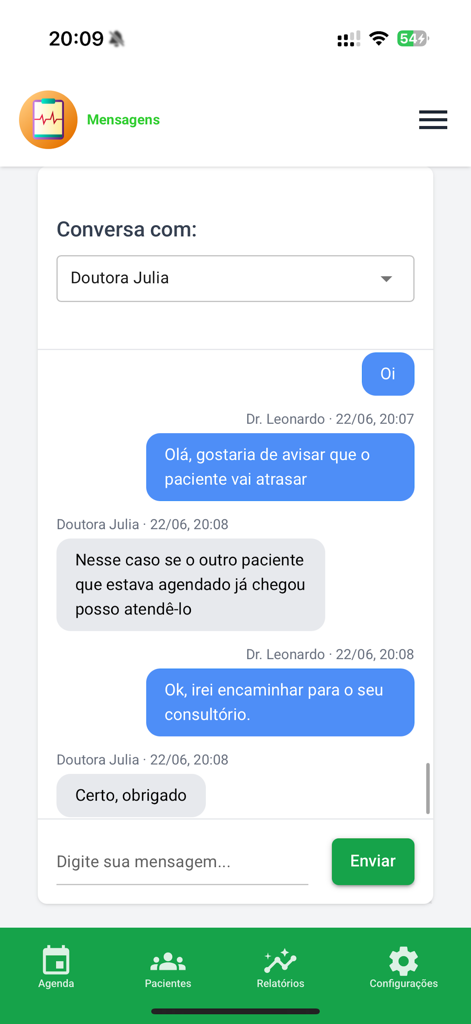 Meus Pacientes Online - Internal chat interface within the Meus Pacientes Online app showing a conversation between medical professionals.