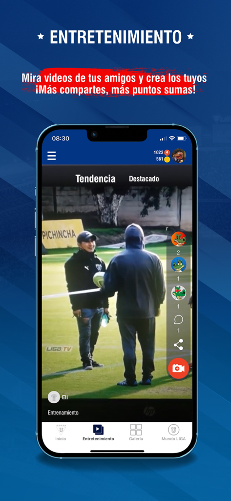 LDU Oficial - Captura de pantalla de la aplicación LDU Oficial mostrando la sección de entretenimiento con un feed de videos relacionados con el fútbol e interacciones de usuario.