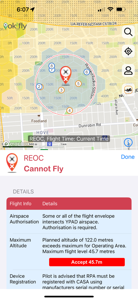 Screenshot der ok2fly-App, der eine Karte mit eingeschränkten Drohnenflugzonen und detaillierte Sicherheitshinweise für REOC-Piloten anzeigt.