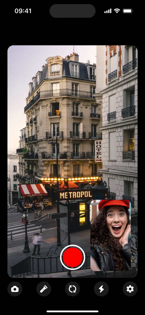 2Cam – Dual & Double Camera - Una vista de cámara dual que muestra una escena callejera de la ciudad y la reacción emocionada de una mujer en una pequeña superposición