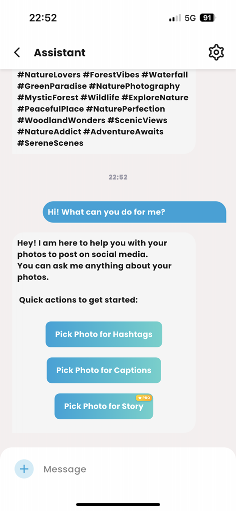 Interface d'assistant IA offrant des options de hashtags, légendes et suggestions de stories pour les publications sur les réseaux sociaux