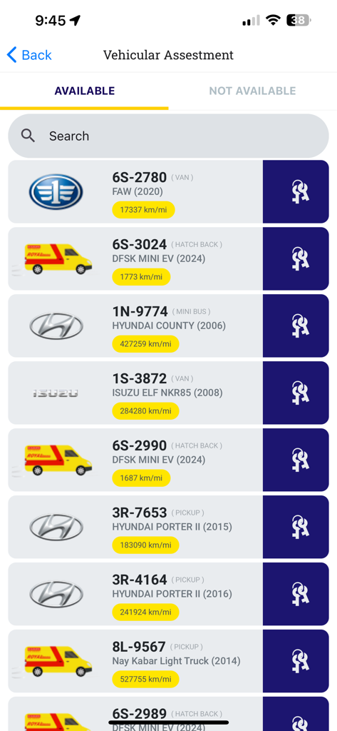 Interface mostrando uma lista de veículos disponíveis para seleção, incluindo ano do modelo e quilometragem
