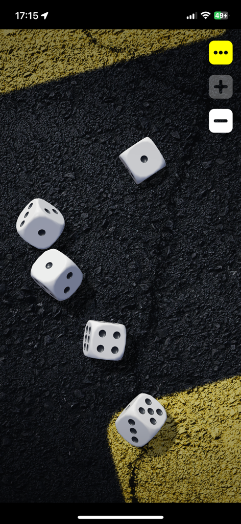 Cinco dados blancos 3D esparcidos sobre un fondo de calle de asfalto oscuro con marcas viales amarillas