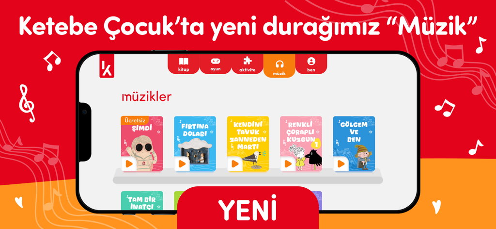 Un smartphone que muestra la sección de música de la aplicación Ketebe Cocuk con una variedad de portadas de canciones infantiles coloridas.