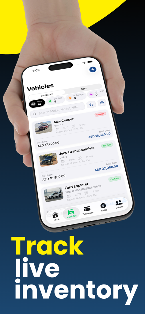 Car Dealer Tracker - Une personne tenant un iPhone affichant l'écran d'inventaire de l'application Car Dealer Tracker avec une liste de véhicules avec des détails d'achat et de coût.