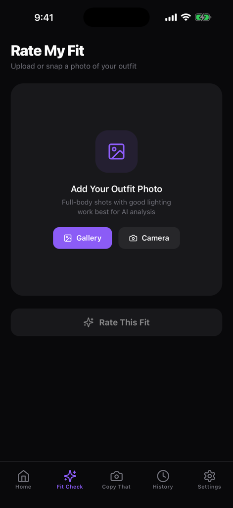 FitCheck: Your AI Style Critic - Pantalla de la aplicación FitCheck para subir una foto de atuendo y obtener una puntuación de estilo de IA