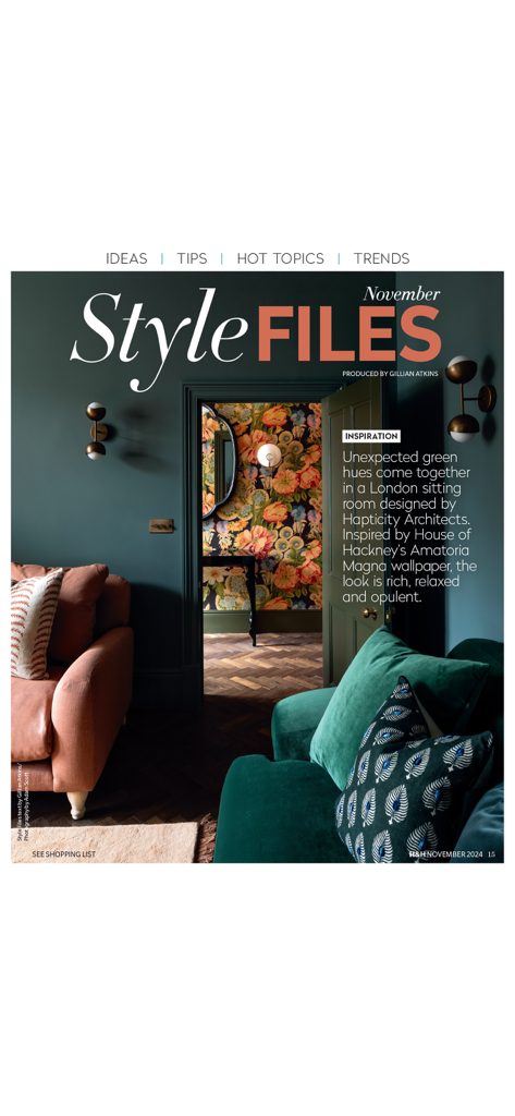 House & Home - Una sofisticada sala de estar verde con muebles de terciopelo y papel tapiz floral de la aplicación de la revista House and Home.