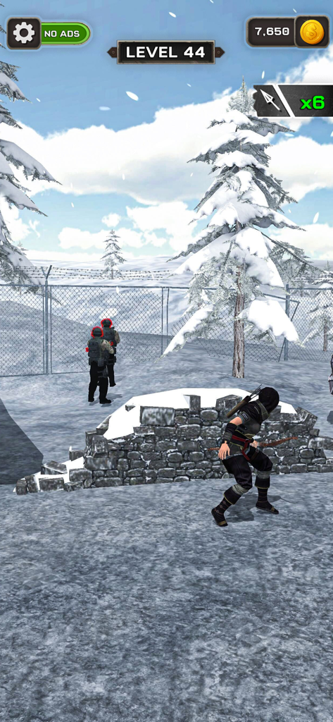 Archer Attack 3D: Shooter War - Un personnage archer 3D en mode furtif s'accroupit derrière un mur de pierre dans un environnement enneigé, ciblant des ennemis.