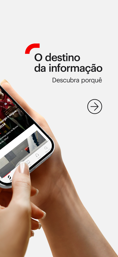 SIC Notícias - Uma mão segurando um smartphone exibindo a interface do aplicativo de notícias SIC Noticias com manchetes portuguesas.