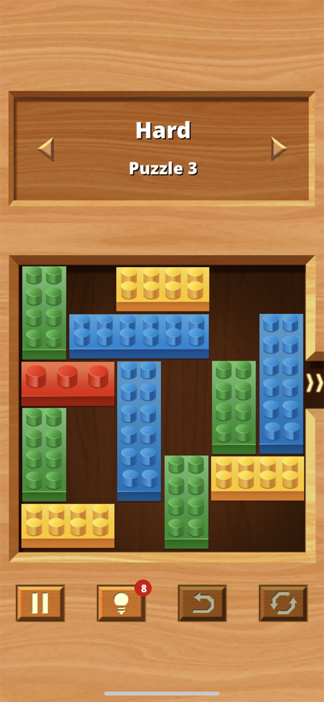 Um nível desafiador de quebra-cabeça de blocos deslizantes com blocos de plástico coloridos em um fundo de madeira