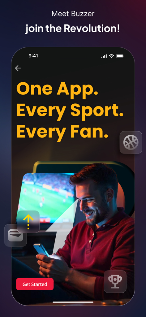 Buzzer: Sports Community - Un jeune fan de sport souriant utilisant l'application Buzzer avec un match de football en direct diffusé à la télévision en arrière-plan