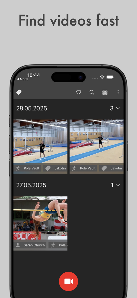 MoCa Video Analysis - Interfaz de la aplicación MoCa Video Analysis mostrando una biblioteca de videos deportivos organizados con etiquetas para nombres de atletas y disciplinas como salto con pértiga.