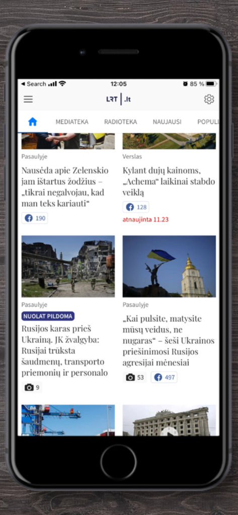 LRT.lt - LRT.lt mobile app main news feed featuring Lithuanian headlines and media tabs