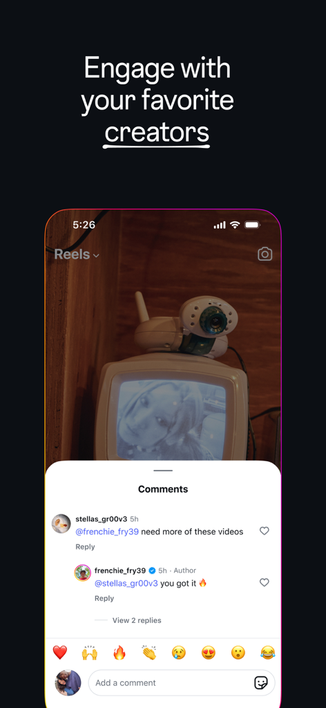 Uma tela de celular mostrando um Reel do Instagram com a seção de comentários aberta, onde um criador interage com seguidores.