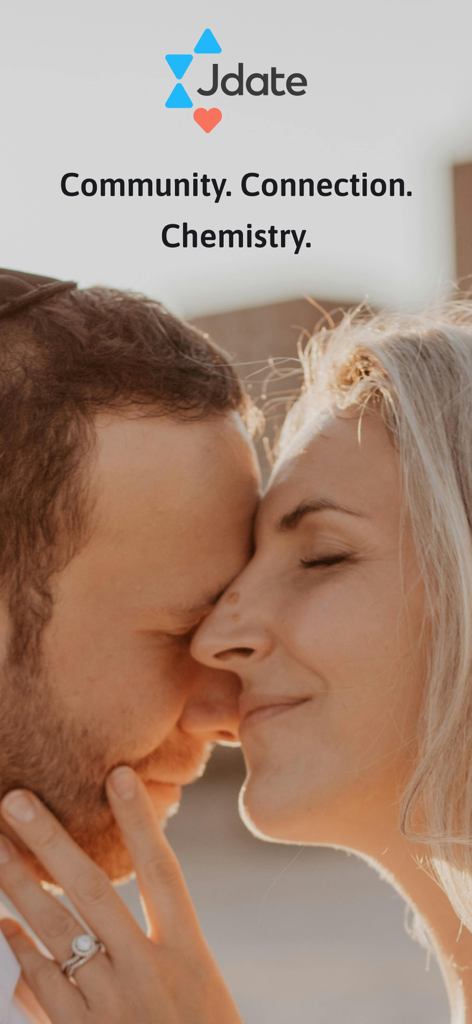 Une photo en gros plan d'un couple se touchant le front sous le logo Jdate et le texte Community Connection Chemistry