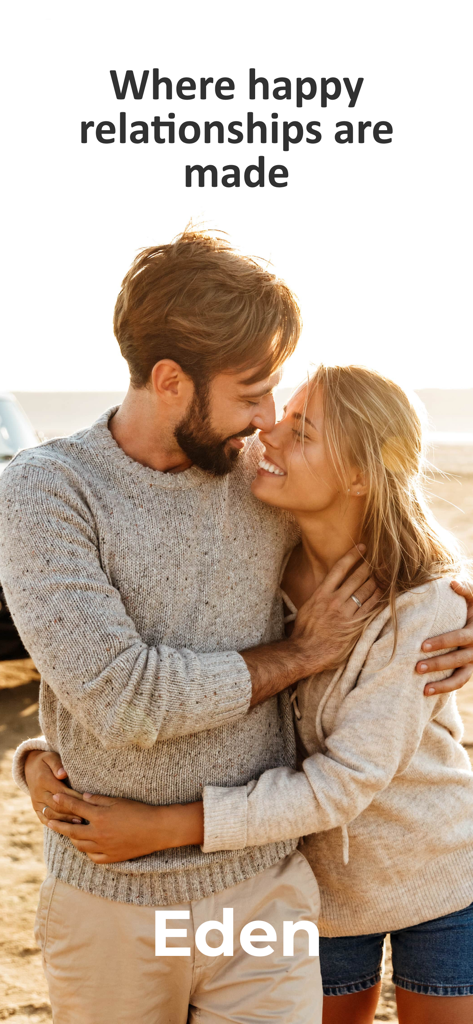 Eden: Christian Dating App - Couple chrétien heureux s'embrassant sur la plage au coucher du soleil