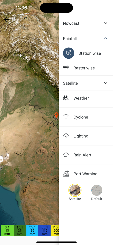 Mausam - Interfaz de la aplicación Mausam con un mapa satelital de la India y un menú para alertas meteorológicas como lluvia y ciclones