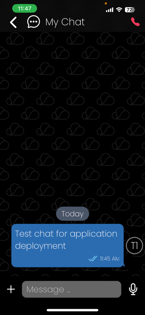 Interfaz de chat en tiempo real de la App OneOffice con fondo en modo oscuro, patrones de nube y una burbuja de mensaje de prueba.