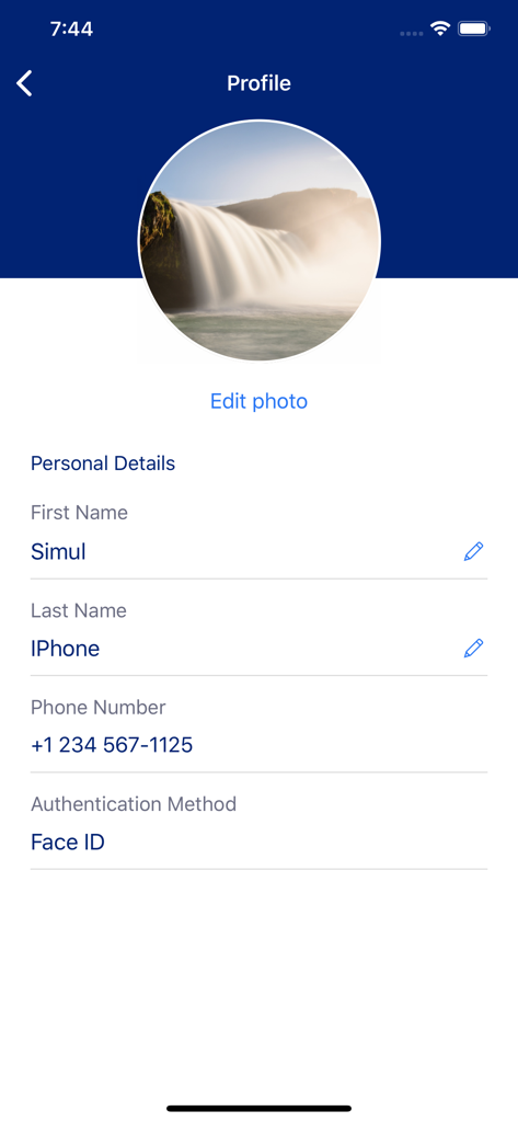 CyberArk Mobile - Tela de perfil do CyberArk Mobile mostrando detalhes pessoais do usuário e o método de autenticação Face ID.