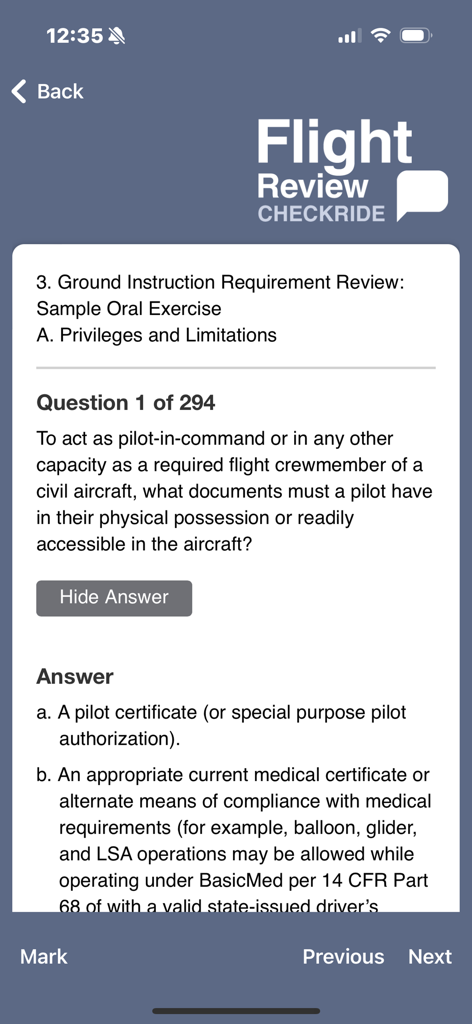 Una flashcard di studio dall'app Flight Review Checkride che visualizza una domanda sui documenti del pilota e sulla certificazione richiesta