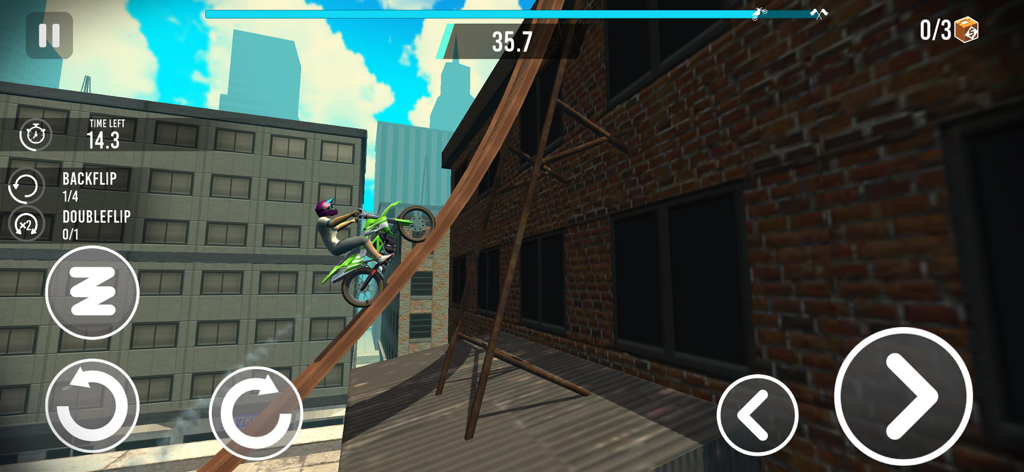 Moto de motocross subiendo una rampa de madera en un entorno urbano