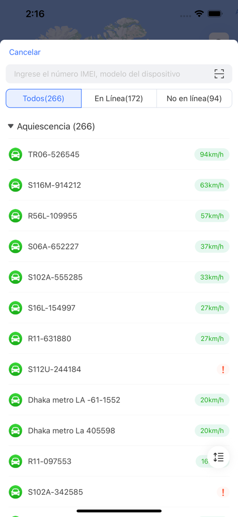 Painel do aplicativo móvel IN-TRACK mostrando uma lista de veículos rastreados com dados de velocidade em tempo real e alertas de status